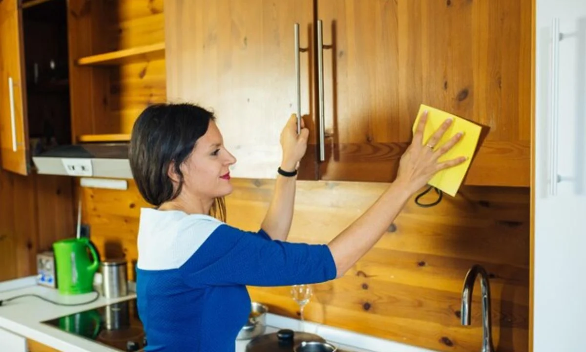 How to Clean Kitchen Cabinets